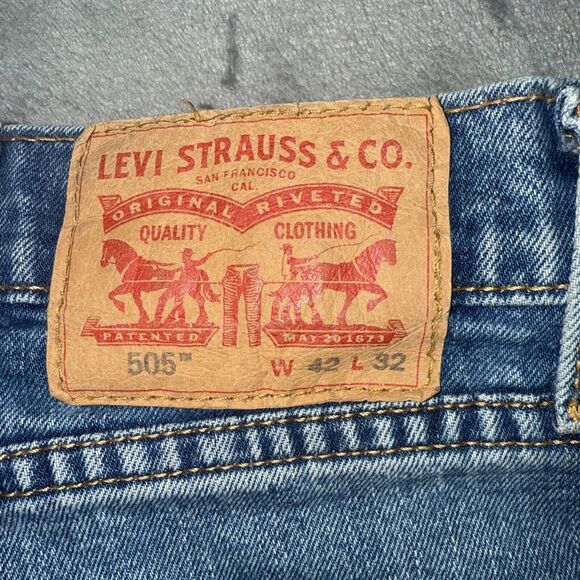 Levis Red Tab 505 Regular Straight Mens 42X32 Medium Stone Wash 100% Cotton - Picture 2 of 7